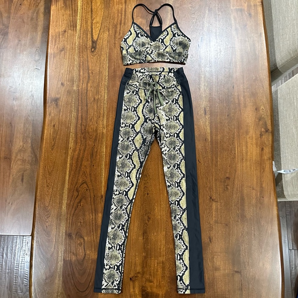 The Upside Snake Printed Stretch Sports Bra & Legging Two Piece Set Sz 4‎ Gym